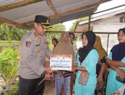 Kapolres Langkat Tinjau Korban Banjir Sekaligus Serahkan Bansos Dikecamatan Tanjung Pura