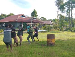 *Warga Frambu Antusias Bersama Satgas Habema Kerja Bakti Bersihkan Lingkungan