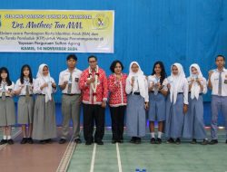 Membagikan e-KTP Pemula dan KIA Pelajar Dari 24 Sekolah.