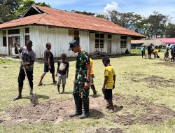 Gotong Royong Bersama Pemuda, Satgas Yonif 641/Bru Perbaiki Lapangan Bola di Kampung Bolakme