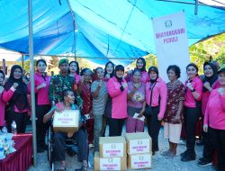 *Cooling System Jelang Pilkada 2024, Kapolda Sulteng Bagikan Sembako dan Kursi Roda di Bangkep*