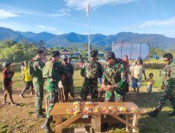 Tebar Kasih Sayang Ditanah Papua, Saat Satgas Yonif 641/Bru Bagikan Snack Secara Gratis