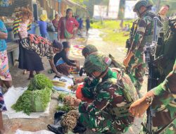 Tumbuhkan Perekonomian, Satgas 641/Bru borong Hasil Kebun Masyarakat Papua Di Distrik Kelila