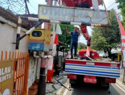 Antisipasi Rawan Pencurian, Babinsa Kemlayan Bantu PLN Pasang Lampu Jalan