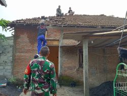 Babinsa Simo Turut Perbaiki Atap Warga Yang Rusak