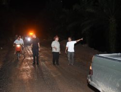Bupati Tapsel Tinjau Pengaspalan Jalan di Angkola Selatan, Warga Sambut Antusias