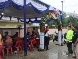 Diguyur Hujan, Kapolresta Deli Serdang Tinjau Langsung Pelaksanaan Pemungutan Suara di TPS.