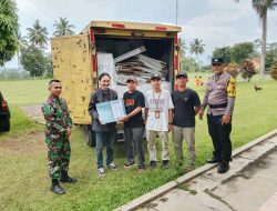 *Polisi Pengamanan Penarikan Logistik Pilkada Tingkat PPS ke PPK di Kecamatan Cipaku*