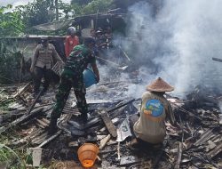 TNI-Polri dan Warga Bersatu Padamkan Kebakaran di Trenggalek