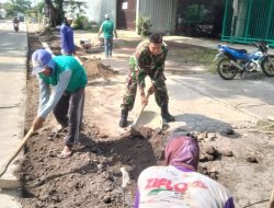 Anggota Koramil Nogosari Bantu Warga Perbaiki Jalan