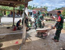Membangun Keharmonisan Dengan Rakyat, Babinsa Bantu Warga Bangun Rumah