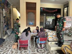 Biar Tepat Sasaran, Babinsa Kemlayan Kawal Bantuan Pendistribusian Beras Dari Bulog kepada Warga