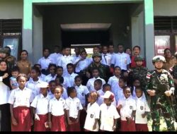 Beri Makan Gratis ke Murid SD Satgas Yonif 642/Kapuas Melalui Pos Naikere