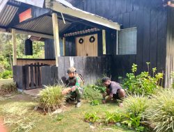 Satgas Yonif 323 Buaya Putih Karya Bakti Bersama Masyarakat Bersihkan Gereja Sambut Natal