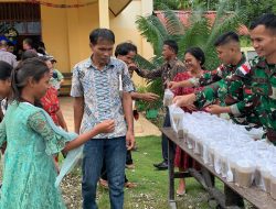 Minggu Kasih di Hari Penuh Berkah, Satgas Yonif 131/BRS Bagikan Makanan Kepada Jemaat Gereja GKI Pisoon*