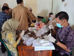Sidak Jelang Tahun Baru, Babinsa Danukusuman & Tim Gabungan Temukan Makanan Kedaluwarsa di Pasar Harjodaksino