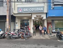 Babinsa Jayengan Amankan Ibadah Minggu Pagi Jelang Tahun Baru 2025