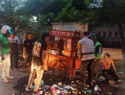 Peduli dan Cepat Tanggap, Polisi Bantu Pedagang Bakso yang Alami Musibah