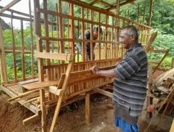 Babinsa Nogosari Berbagi Ilmu Dengan Peternak Desa Pojok