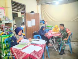 Dampingi Posyandu Balita, Bukti Nyata Babinsa Jayengan Peduli Pertumbuhan Kesehatan Anak