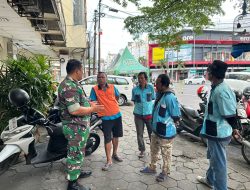 Jaga Ketertiban, Babinsa Kemlayan Sambangi Pengelola Juru Parkir Pasar Modern Matahari Singosaren