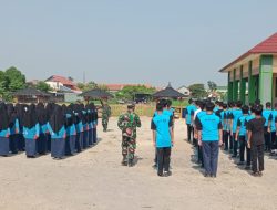 Tumbuhkan Rasa Kekompakan dan Disiplin, Babinsa Latih PBB Siswa