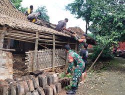 Wujud Kepedulian Babinsa Nogosari Bantu Rehap Rumah Warga