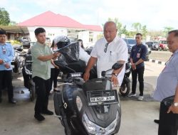 Meluncurkan kendaraan roda dua 11 Puskesmas di kabupaten Nias Utara