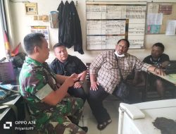 Tingkatkan Kondusifitas Wilayah, Babinsa Jayengan Selipkan Pesan Jaga Stabilitas Keamanan Kepada Security