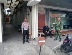 Berikan Rasa Aman dan Nyaman, Babinsa Jayengan Amankan Ibadah Minggu Pag
