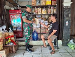 Tebar Senyum dan Sapa Inilah Cara Babinsa Danukusuman Sambangi Pedagang Pasar Harjodaksino