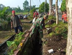 Minggu Bersih, Babinsa Kelurahan Tanggung Ajak Warga Gotong Royong Bersihkan Lingkungan