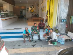 Berbaur Dengan Warganya Di Manapun Tempatnya, Babinsa Kemlayan Hadir Dan Jalin Komunikasi.