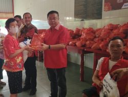 Sofyan Tan dan H Iman Irdian Saragih Wali Kota Tebingtinggi Terpilih Berbagi Paket Imlek kepada Warga Tionghoa