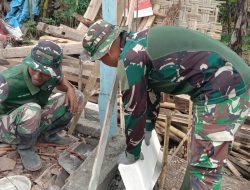 Rumah Pak Kurmin Dikerjakan Warga Dan TNI