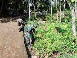 Babinsa Mojosongo Bersihkan Lingkungan Di Desa Metuk