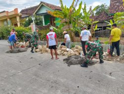 Babinsa Gotong Royong Bangun Talud Penahan Jalan