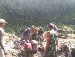 Koramil Sawit Dan Warga Gotong Royong Bersihkan Sungai Di Desa Jatirejo
