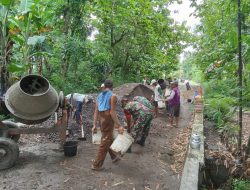 Babinsa Lakukan Pengecoran Secara Gotong Royong Untuk Mempermudah Akses Jalan