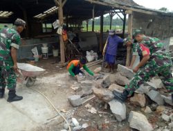 Babinsa Berpartisipasi Aktif dalam Pembangunan Rumah Warga