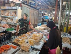 Ramah Santun dan Senyum Teritorial, Babinsa Danukusuman Berikan Motivasi dan Dukungan Pelaku UMKM di Pasar
