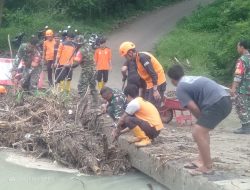 Babinsa Berperan Aktif Dalam Pembersihan Sungai Pasca Hujan Deras