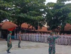 Babinsa Latih Tata Upacara Sekolah, Ciptakan Generasi Disiplin dan Patriotik