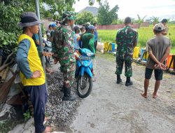 Babinsa Sawit Bersama Petani Desa Bendosari Lakukan Penyemprotan Hama