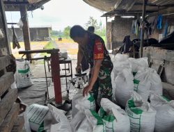 Babinsa Teras Beri Dorongan Semangat Dan Motivasi UMKM Kerupuk Kulit