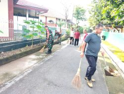 Babinsa Bersihkan Lingkungan, Desa Sehat dan Asri
