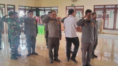 Tingkatkan Kemampuan Disiplin, Babinsa Joyotakan Latih PBB kepada Linmas
