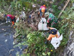 Koramil Gemolong Kerahkan Anggota Untuk Kerja Bakti Pembersihan Sungai