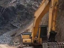 Dump truk Pengangkut Hasil Tambang Batu Gunung Milik CV. Kezia Jaya Di Desa Lumban Ruhap Kabupaten Toba Sebabkan Akses Jalan Masyarakat Rusak Parah.