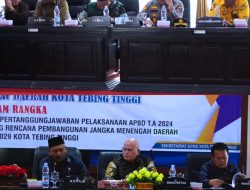 Walikota Tebingtinggi Sampaikan Pidato Pengantar Ranperda Pertanggung Jawaban APBD 2024 dan RPJMD 2025-2029 Dalam Rapat Paripurna DPRD .